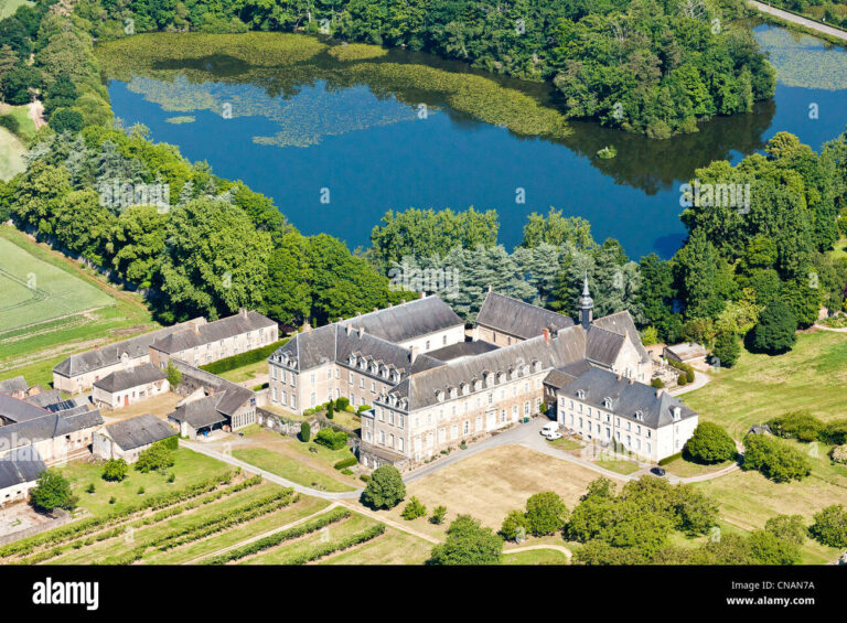Vue aérienne de l'abbaye de Melleray en Loire-Atlantique, entourée de verdure et témoignant de son histoire architecturale depuis 1145.