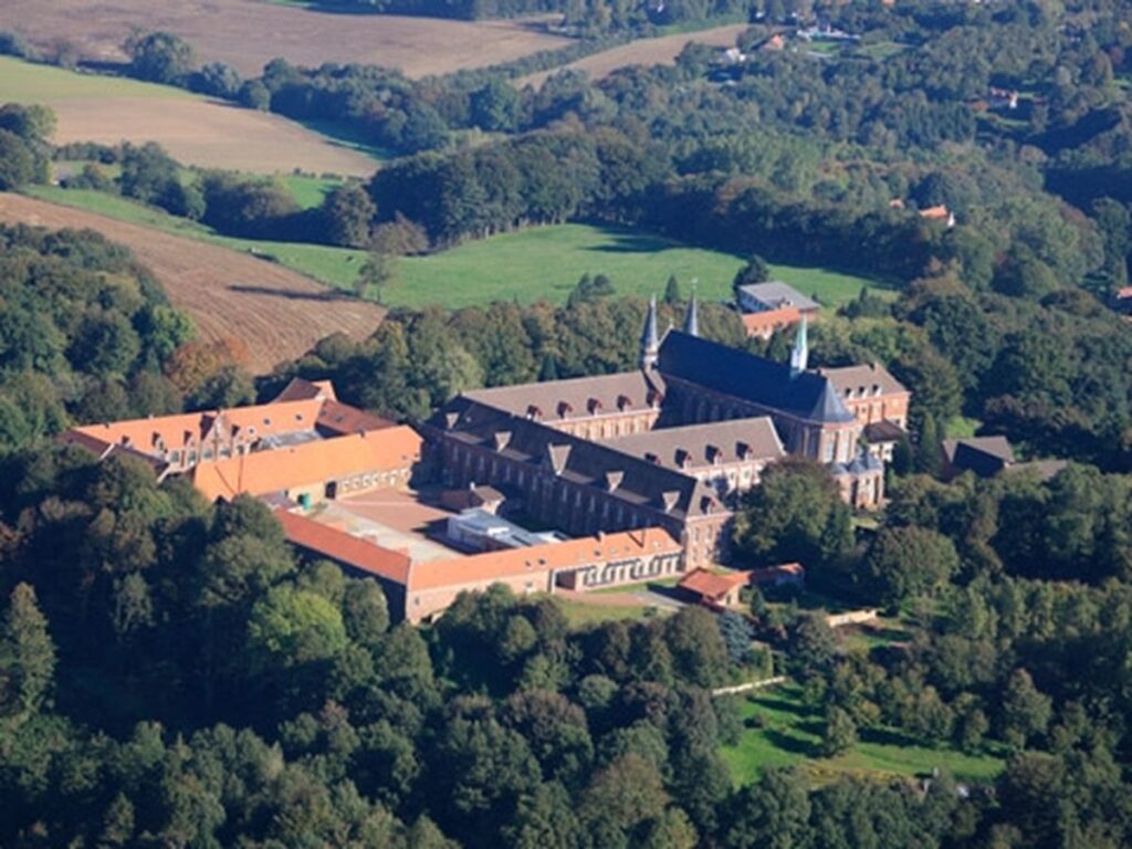 Vue panoramique de l'Abbaye du Mont des Cats, un monastère cistercien trappiste en pleine nature.