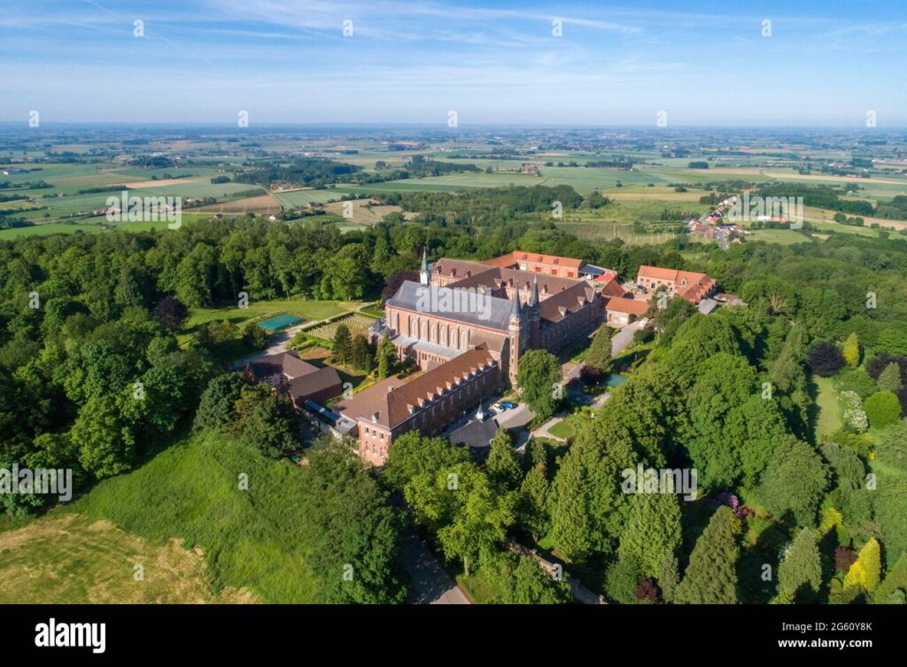 Vue aérienne de l'Abbaye du Mont des Cats entourée de verdure dans le Nord de la France