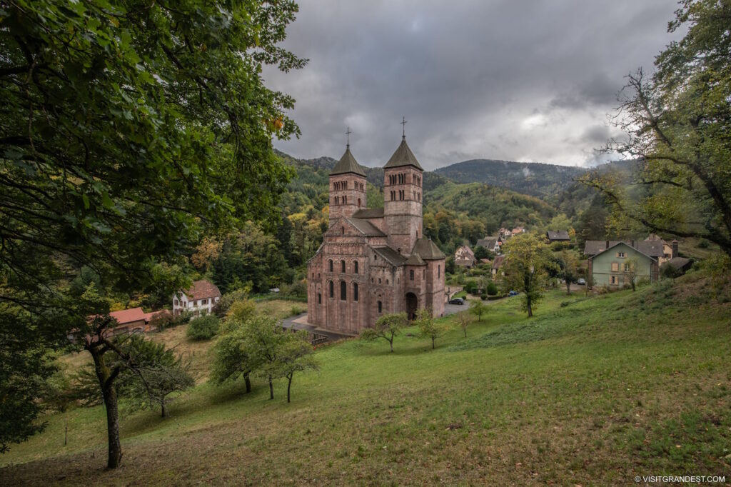 Vue panoramique de l'abbaye de Murbach entourée de verdure en Alsace