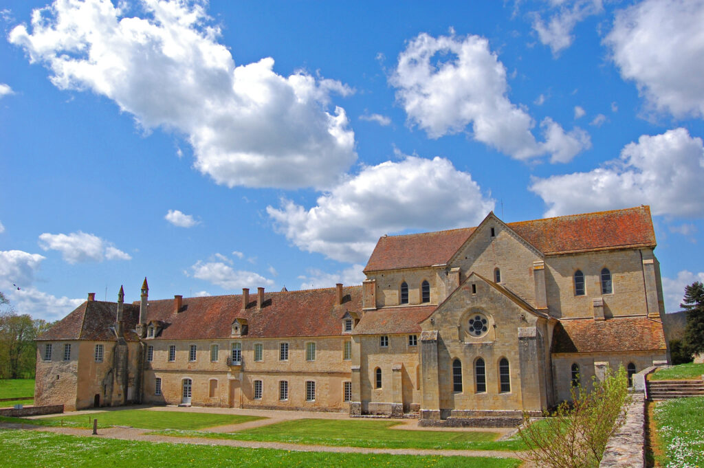 Façade est majestueuse de l'abbaye de Noirlac, joyau cistercien du Berry