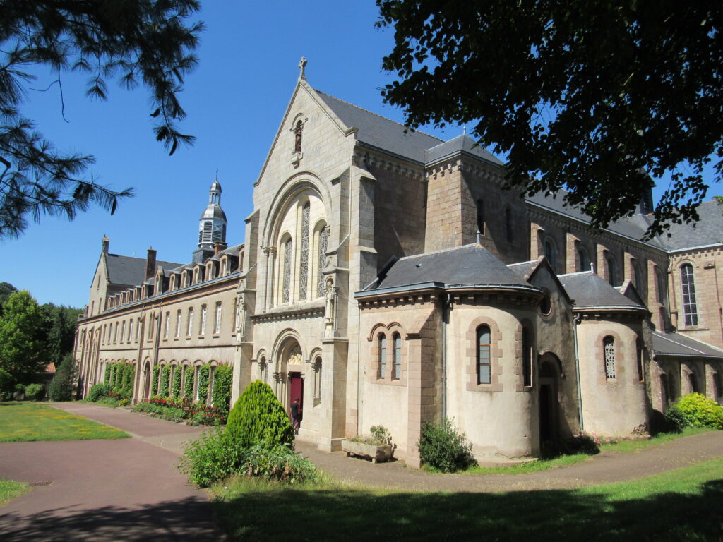 Vue panoramique de l'Abbaye Notre-Dame de Bellefontaine entourée de verdure