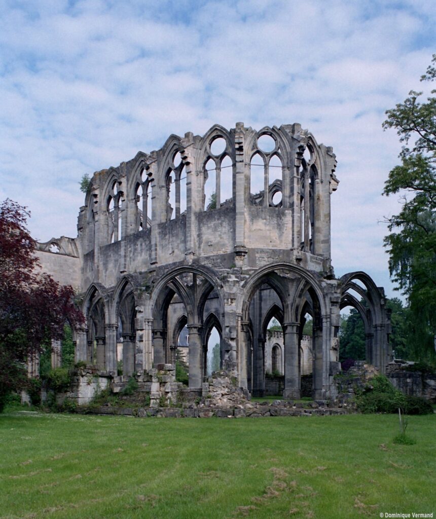 Vue extérieure de l'Abbaye Notre-Dame d'Ourscamp, un joyau architectural au cœur de l'Oise