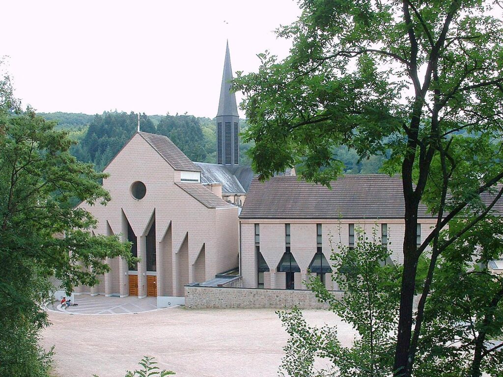 Vue panoramique de l'abbaye Sainte-Marie de la Pierre-qui-Vire entourée de verdure