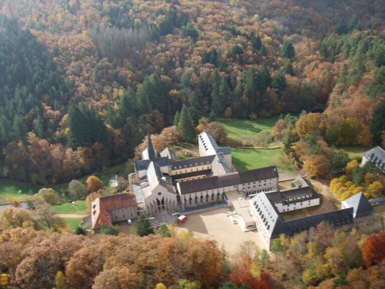 Vue panoramique de l'Abbaye de la Pierre-qui-Vire entourée de verdure dans le Morvan