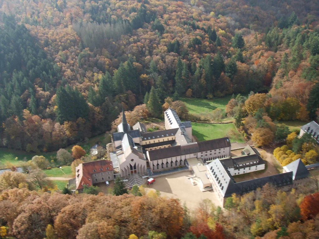 Vue panoramique de l'Abbaye de la Pierre-qui-Vire entourée de verdure dans le Morvan