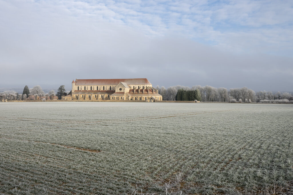 Vue majestueuse de l'abbaye de Pontigny, reflet du patrimoine cistercien en Bourgogne