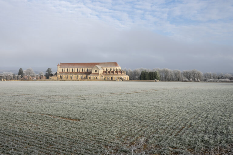 Vue majestueuse de l'abbaye de Pontigny, reflet du patrimoine cistercien en Bourgogne