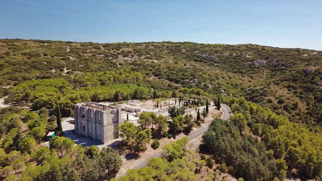 Vue panoramique de l'Abbaye Saint-Félix de Montceau nichée au cœur de la Gardiole