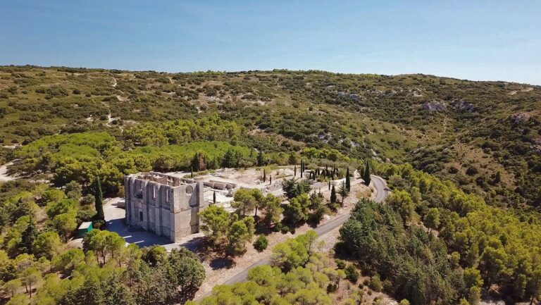 Vue panoramique de l'Abbaye Saint-Félix de Montceau nichée au cœur de la Gardiole