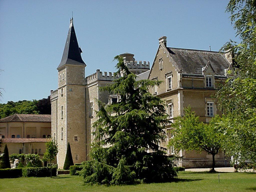 Vue pittoresque de l'abbaye Saint-Martin de Ligugé entourée de verdure