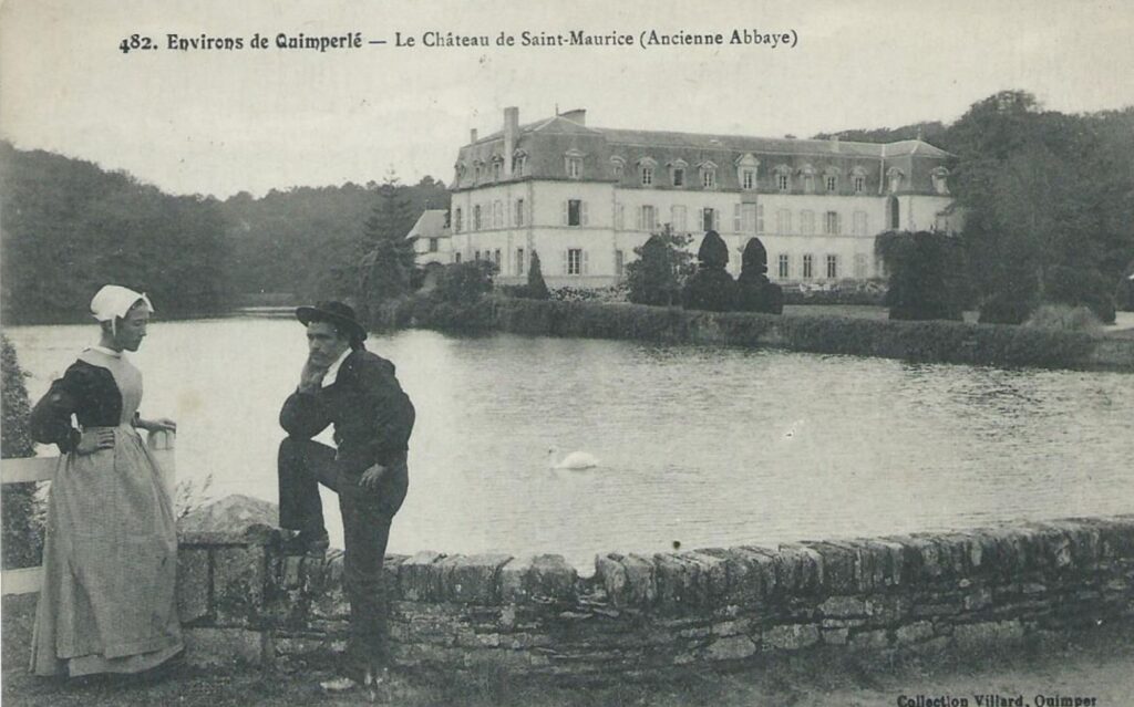 Vue panoramique des vestiges de l'abbaye Saint-Maurice à Clohars-Carnoët entourée de verdure