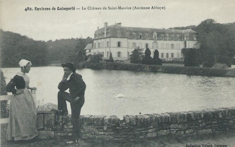 Vue panoramique des vestiges de l'abbaye Saint-Maurice à Clohars-Carnoët entourée de verdure