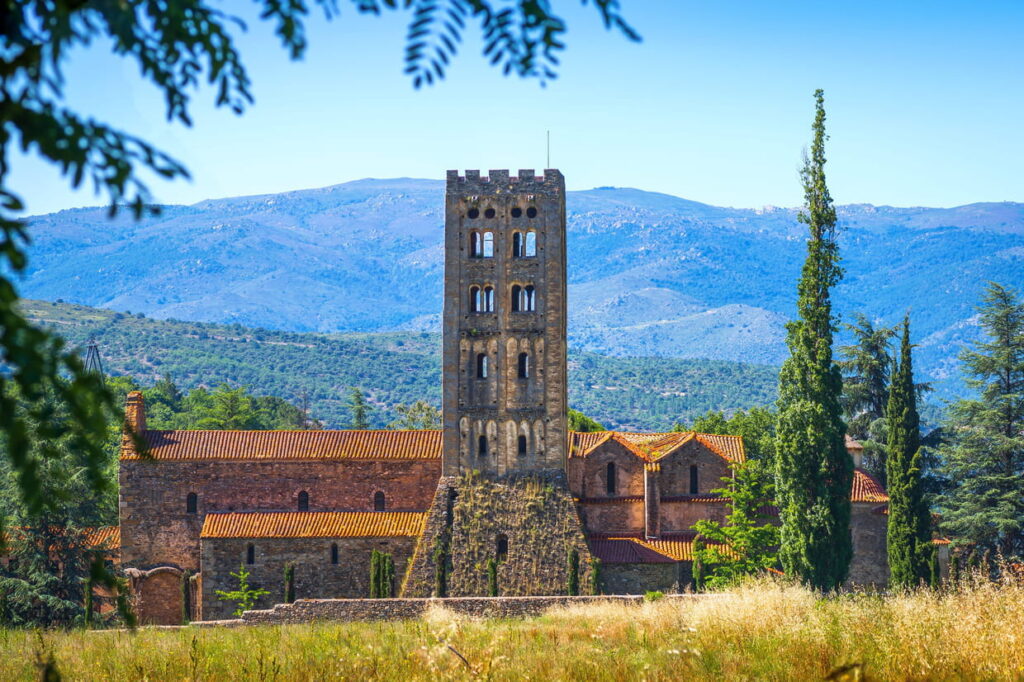 Vue panoramique de l'abbaye Saint-Michel de Cuxa au pied du mont Canigou