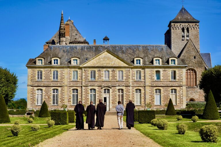 Vue majestueuse de l'Abbaye Saint-Pierre de Solesmes, haut lieu du chant grégorien et de la spiritualité bénédictine