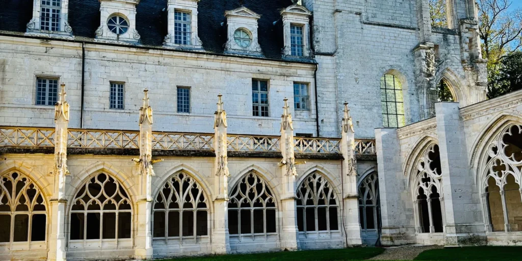 Vue panoramique de l'abbaye Saint-Wandrille avec son cloître et son jardin intérieur