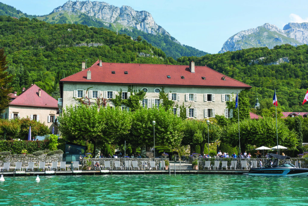 Vue magnifique de l'Abbaye de Talloires au bord du lac d'Annecy