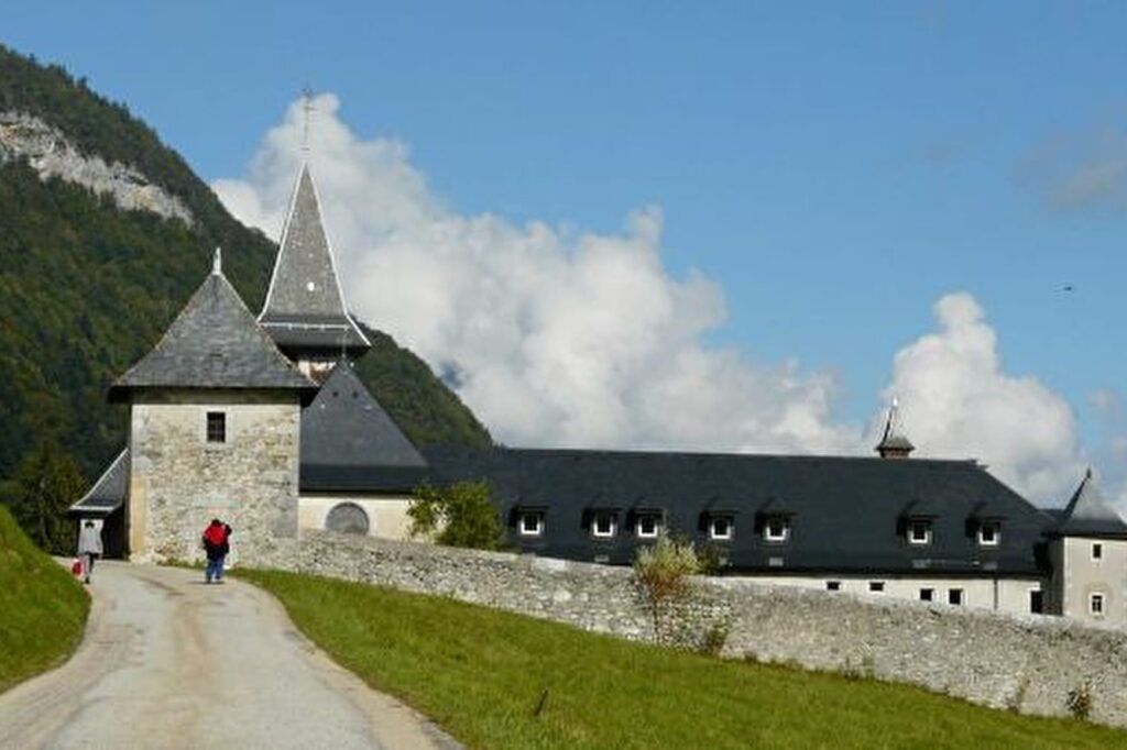 Vue panoramique de l'Abbaye de Tamié entourée des montagnes savoyardes