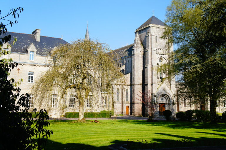 Vue panoramique de l'abbaye de Timadeuc, mettant en valeur son architecture et son cadre paisible.
