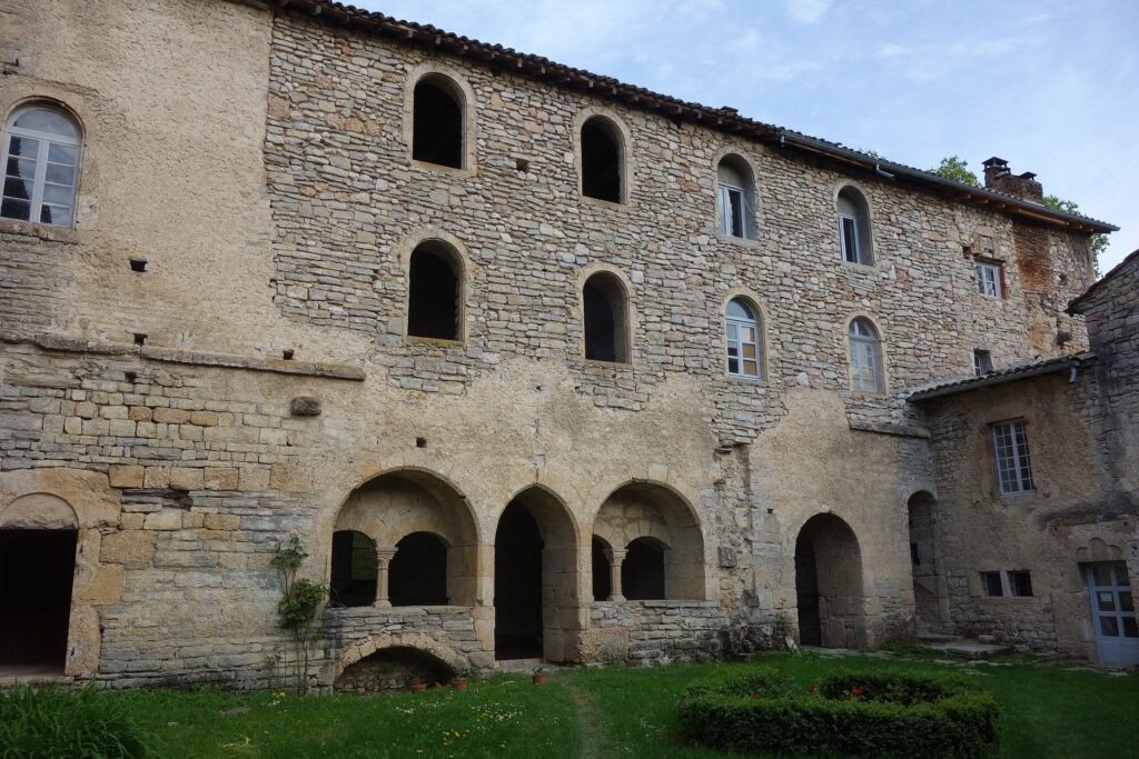 Vue panoramique de l'abbaye de Valcroissant entourée de nature