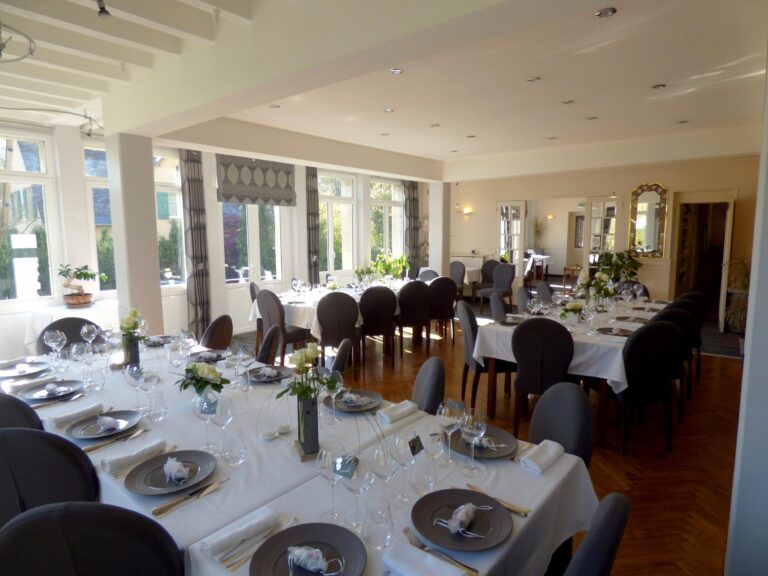 Salle du restaurant de l'Auberge de l'Abbaye à Hambye avec une ambiance chaleureuse et raffinée