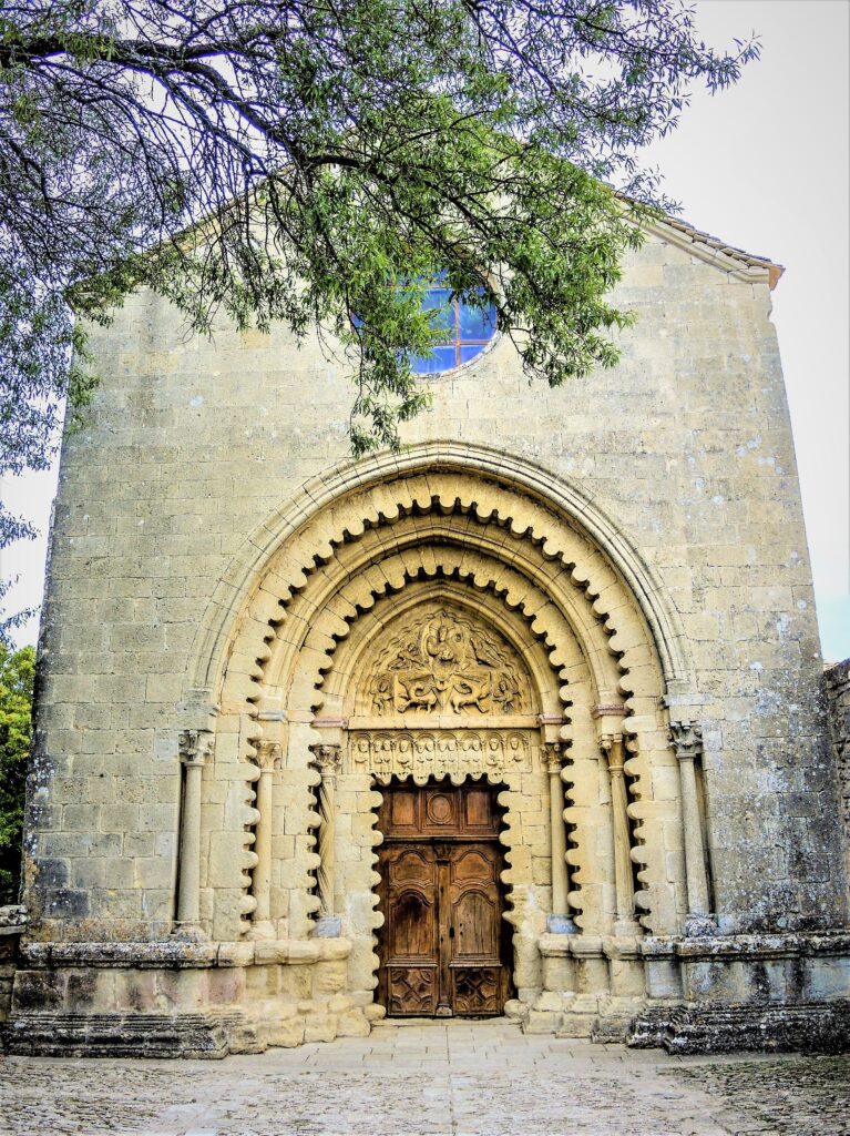 Façade imposante de l'Abbaye Notre-Dame de Ganagobie sous un ciel bleu
