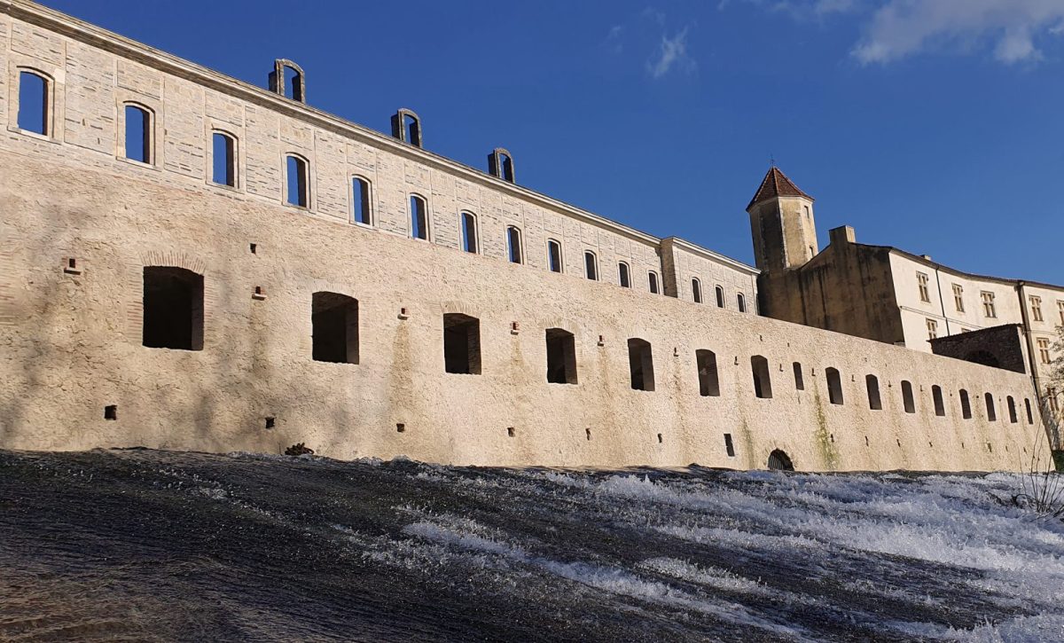 Façade de l'abbaye de Sorde