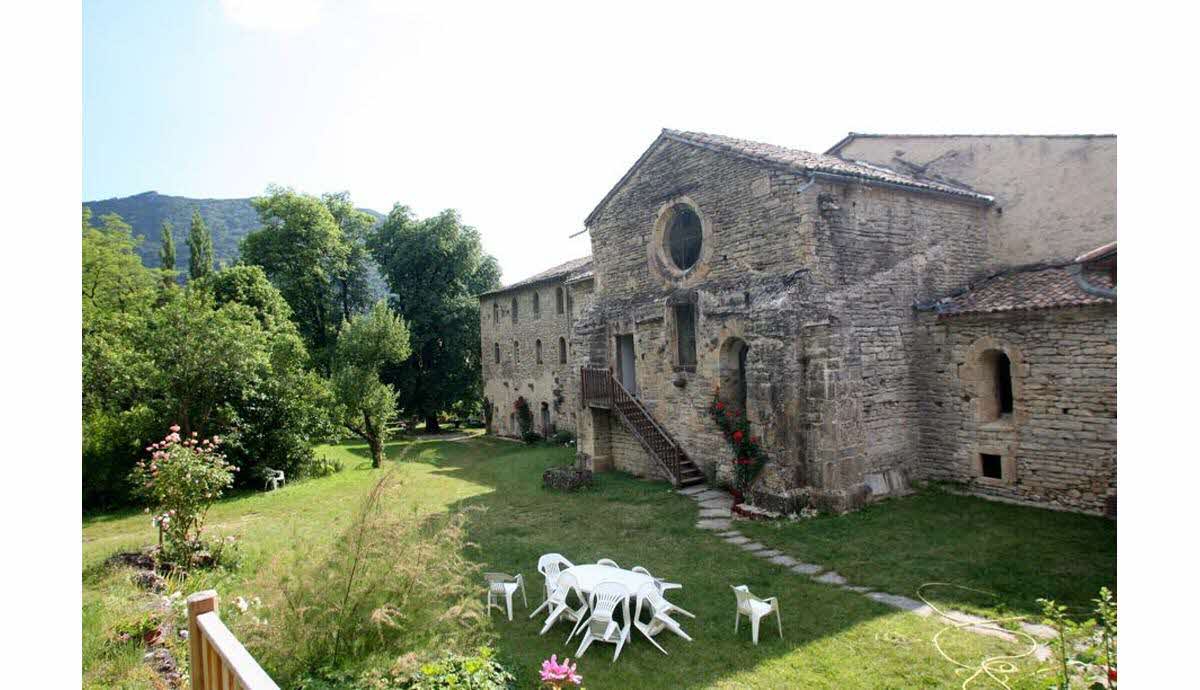 Façade de l'abbaye de Valcroissant