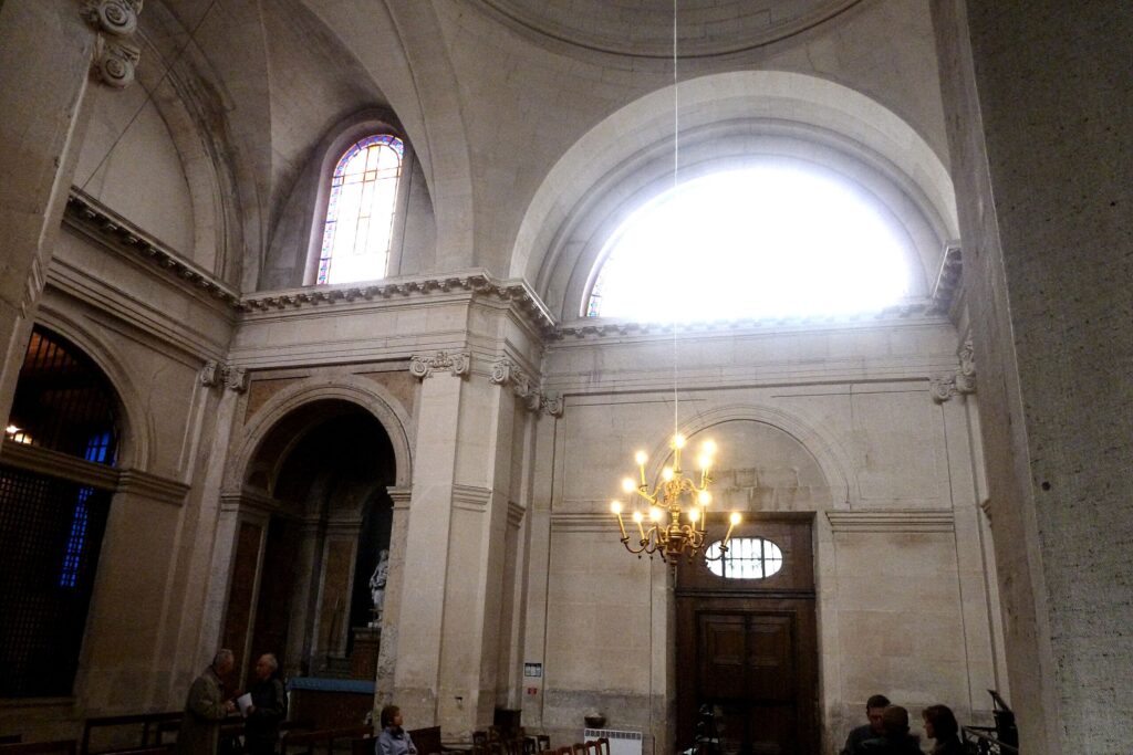Intérieur de la chapelle de l'abbaye de Port-Royal, mettant en valeur son architecture historique.