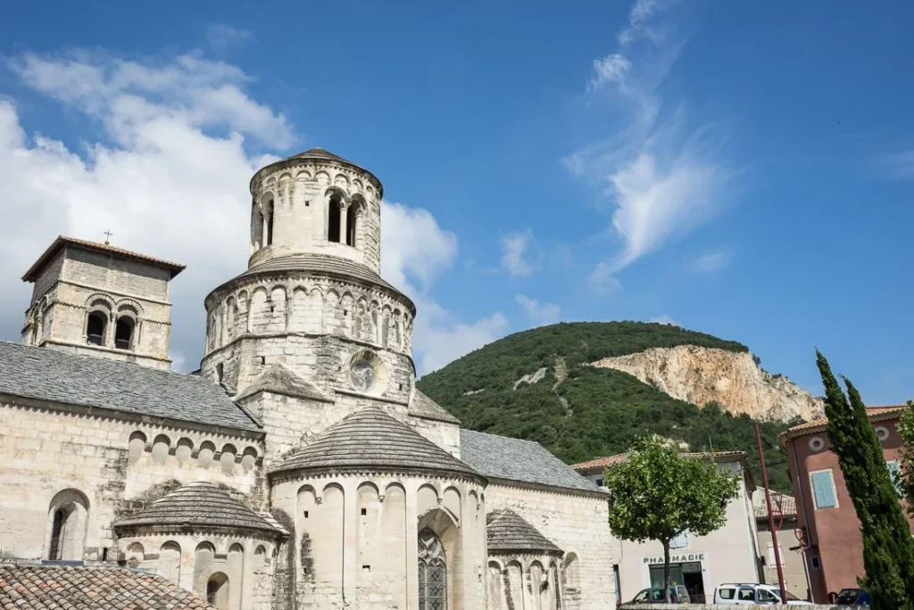 Météo et recueillement : comment préparer sa visite à l’abbaye de Saint-Victor selon le temps ?