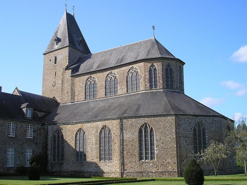 Quelle est l’histoire de Lonlay-l’Abbaye et de son abbaye médiévale ?