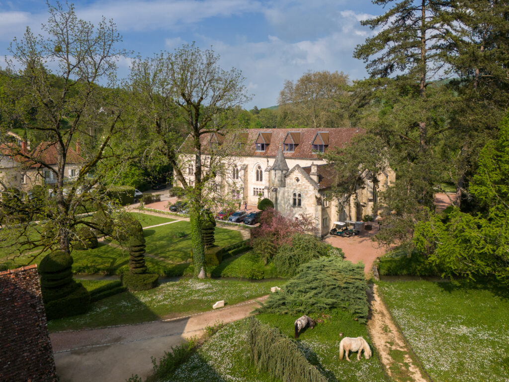 Salle du restaurant Le 1131 à l'Abbaye de la Bussière avec une ambiance élégante et raffinée