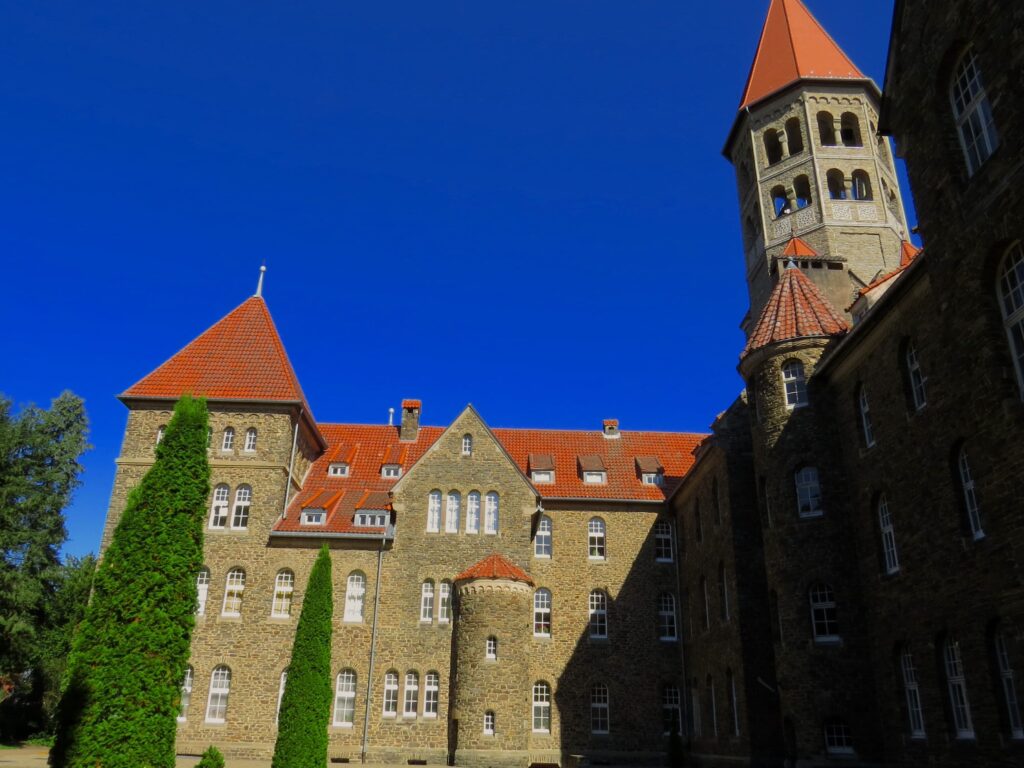 Se garer à l’abbaye : trouver la paix en cherchant une place