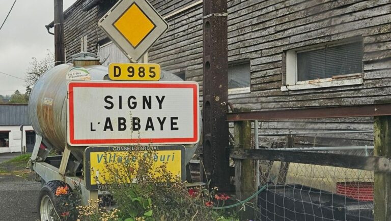 Vue pittoresque de l'entrée de Signy-l'Abbaye, mettant en avant son patrimoine historique