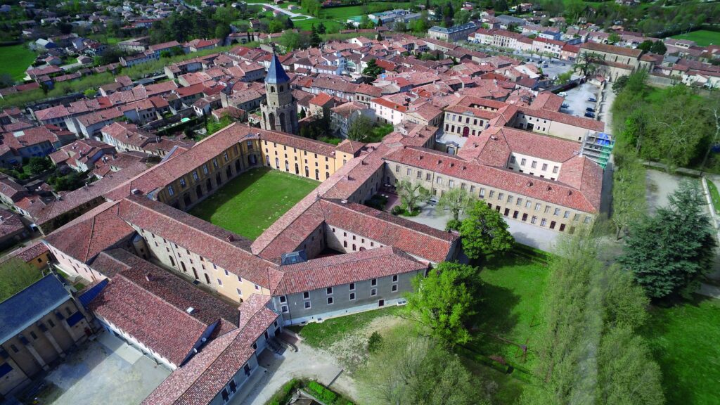 Vue aérienne de l'abbaye-école de Sorèze entourée de verdure