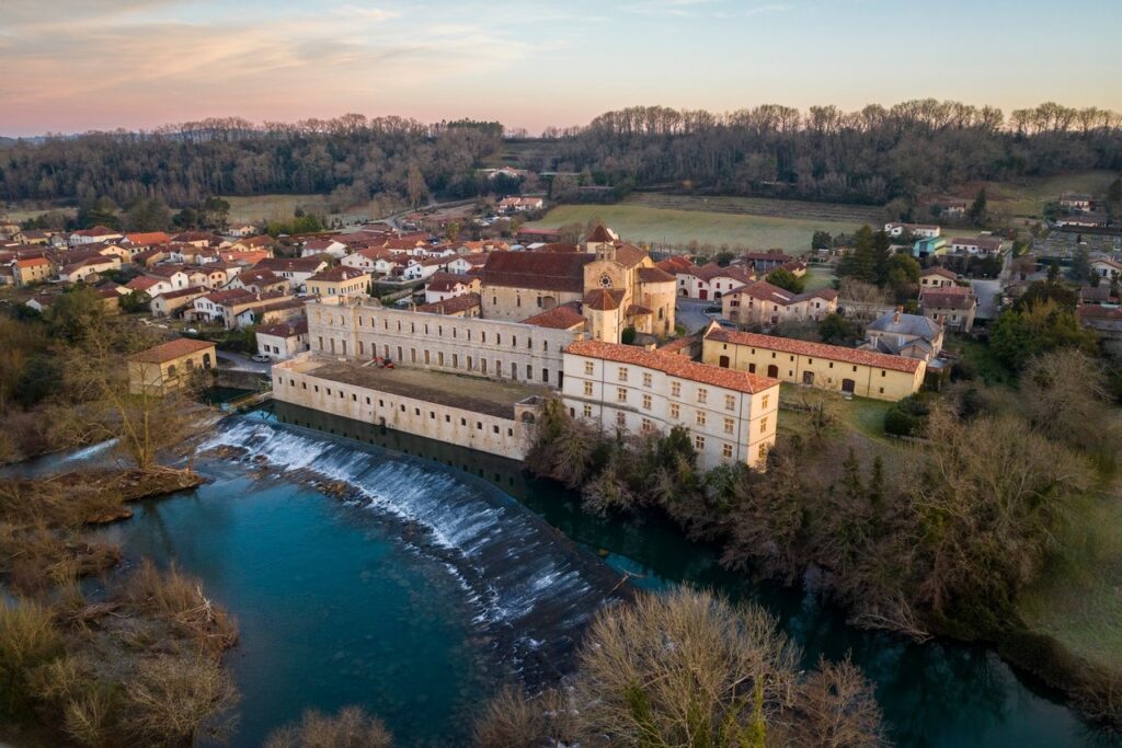 Vue aérienne de l'abbaye de Sorde, un joyau du patrimoine implanté dans un écrin de verdure