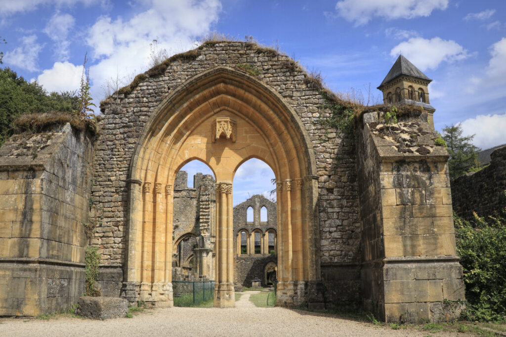 abbaye d’aulne : un voyage spirituel au cœur du patrimoine monastique belge
