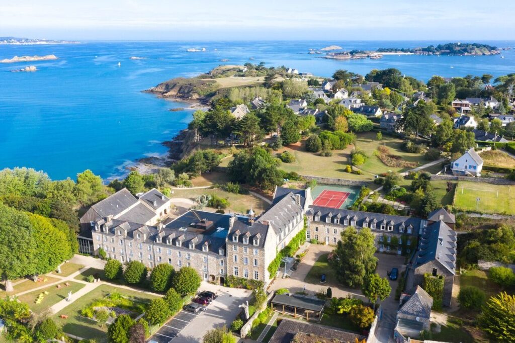 Découverte de l’abbaye de Bellefontaine : un havre de paix et de spiritualité