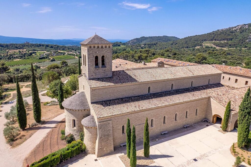 Découverte de l’Abbaye de Bonneval : entre histoire, fromage et recueillement