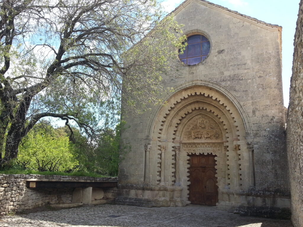 Qui vit actuellement dans l&rsquo;abbaye de Ganagobie ?