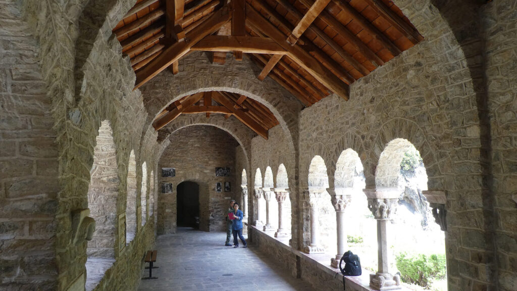 Visite spirituelle à l’abbaye de Canigou : un voyage intérieur au cœur des Pyrénées
