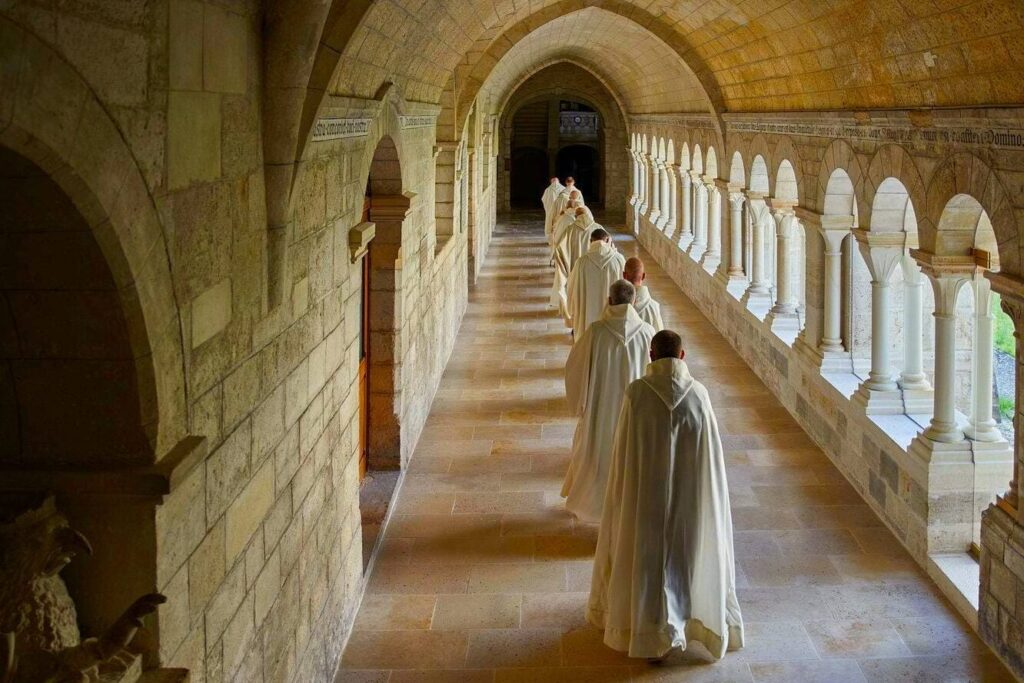 Visiter l’abbaye d’Acey : entre histoire, architecture et quête spirituelle