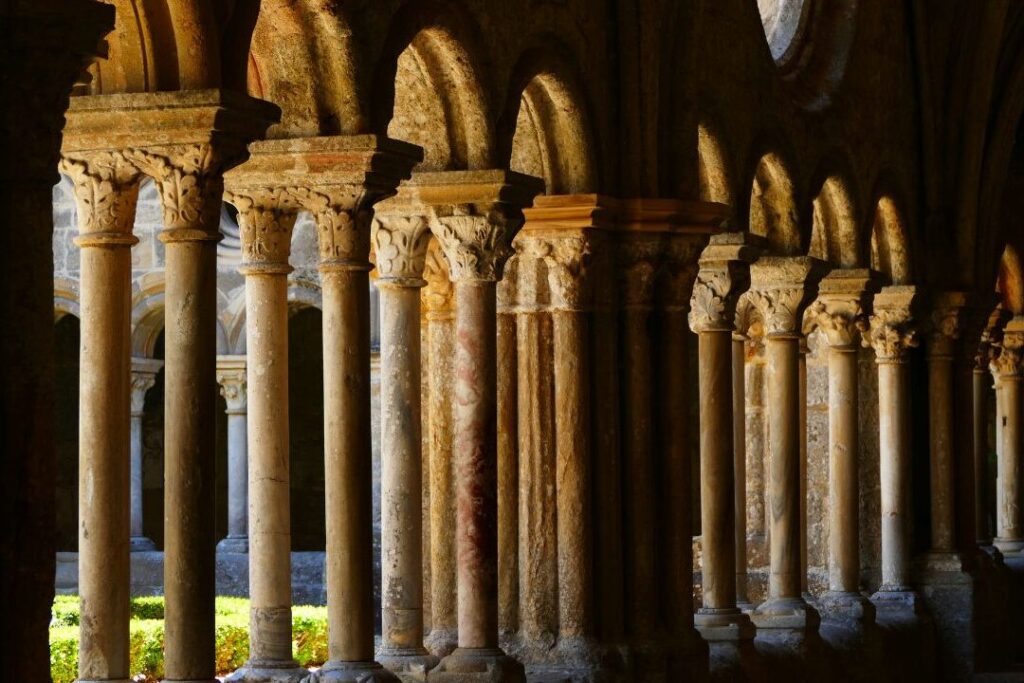 Visiter le 8 rue de l’abbaye : un voyage spirituel au coeur du passé monastique