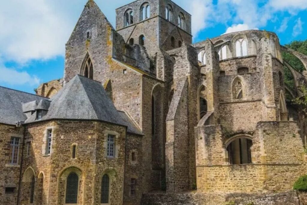 abbaye d’Hambye : un voyage spirituel au cœur de la Normandie