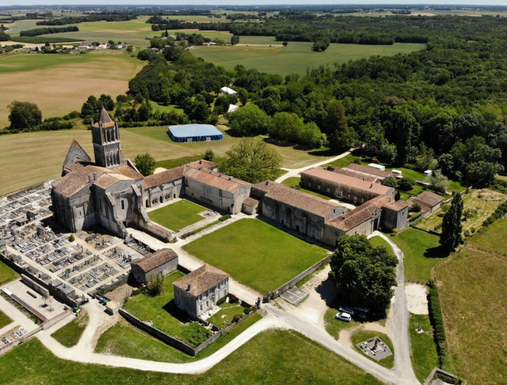 Comment participer à une retraite spirituelle à l&rsquo;abbaye de Sablonceaux ?