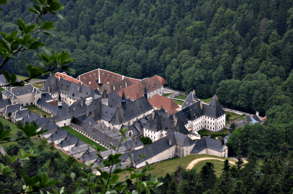 Découverte de l’abbaye de la Chartreuse : entre histoire, architecture et quête spirituelle