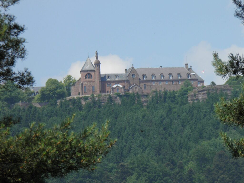 Découverte historique et spirituelle : quelle est l’histoire de l’abbaye de Hohenbourg ?