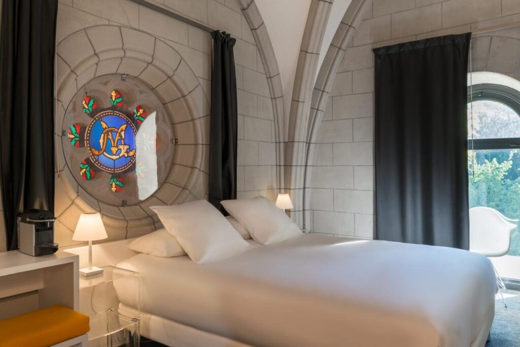 Dormir dans une église transformée en hôtel insolite