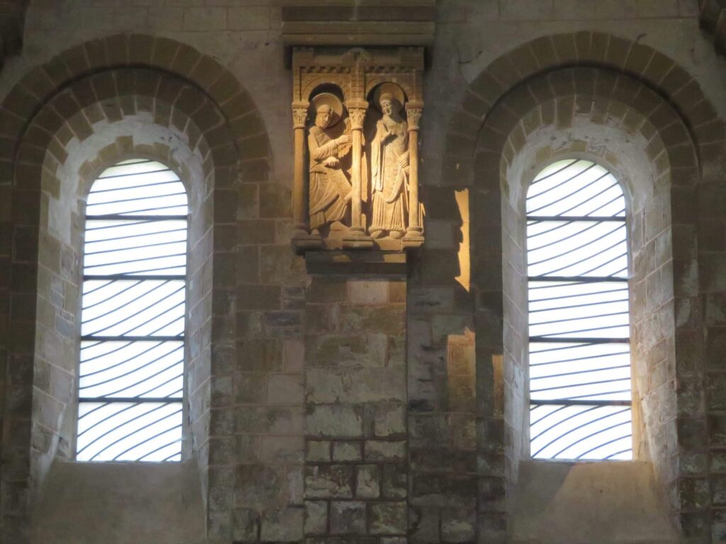 Les vitraux de l’abbaye de Conques : une lumière sur l’art sacré et la spiritualité
