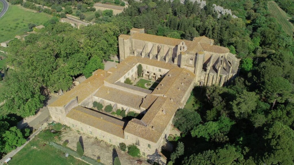 Où se trouve l’abbaye de Valmagne ?